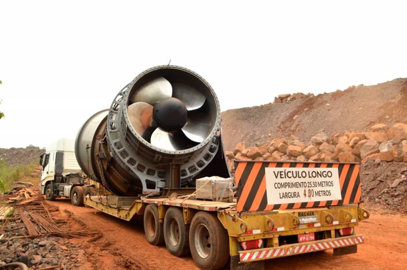 Chegada da turbina no ptio da usina