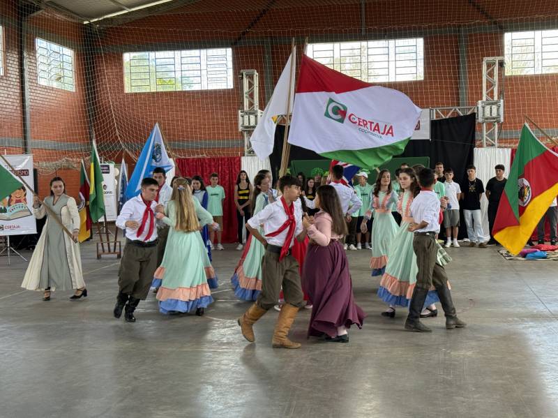 EMEF Francisco Antnio de Borba Filho empolgou o pblico com teatro e dana