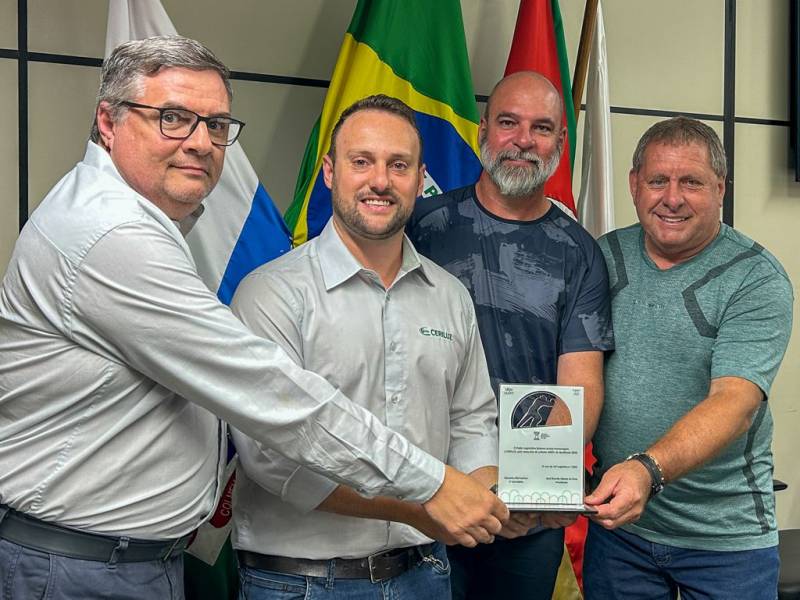 Presidente e demais dirigentes da Ceriluz recebem a placa de homenagem