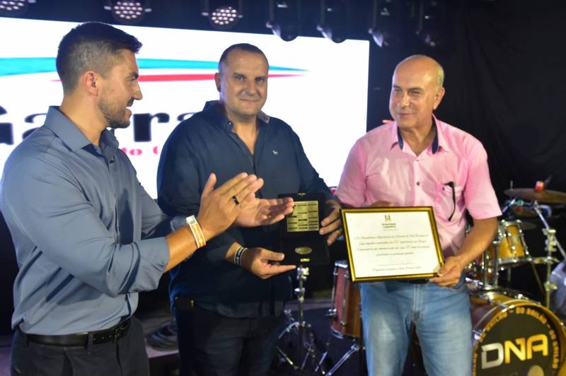Deputado Pretto entrega homenagem da ALRGS, para o presidente Jairton e para o vice Paulo