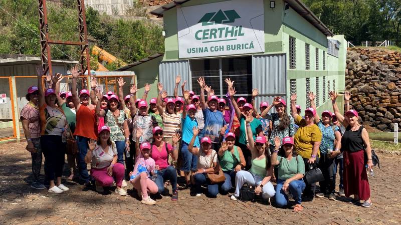Associadas da Certhil, reunidas na usina Buric, conheceram o funcionamento da usina.