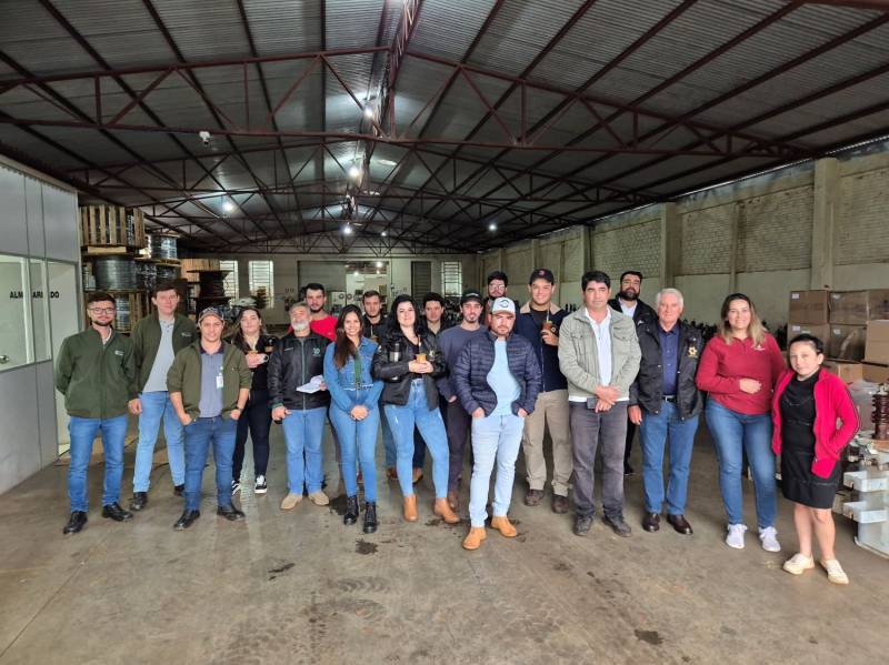 Alunos conhecem o setor de almoxarifado da cooperativa
