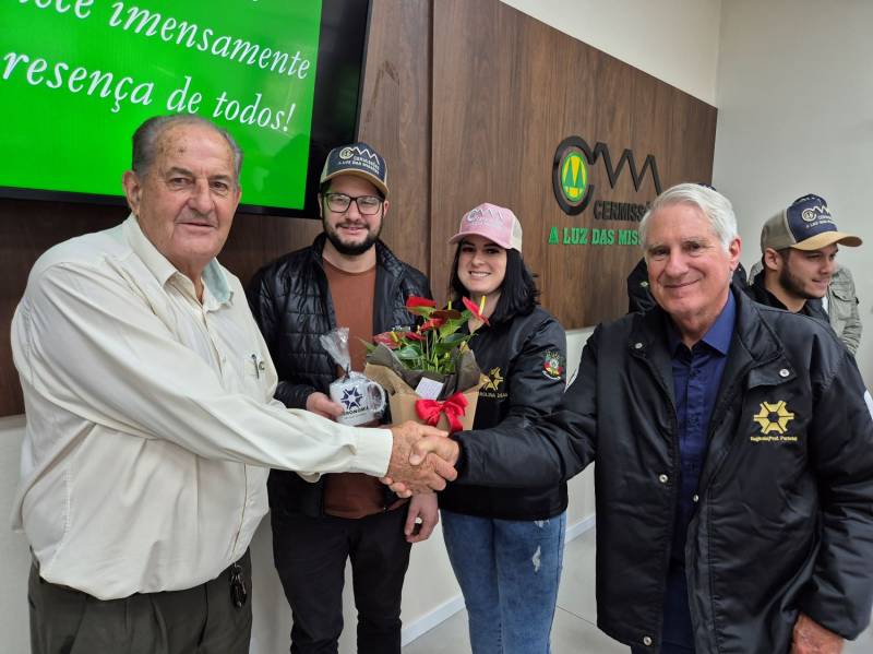 Vice-presidente Diomedes, presenteia o professor Portela