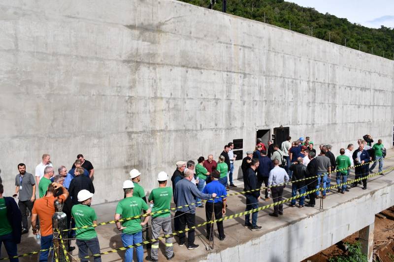 Convidados junto  nova casa de mquinas do empreendimento