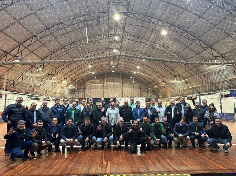 Representantes das cooperativas Santa Catarina e Diretoria da Coprel