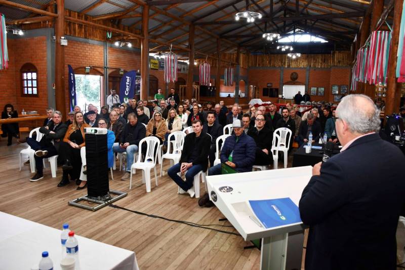 Lideranças ouviram atentamente as explanações sobre o empreendimento