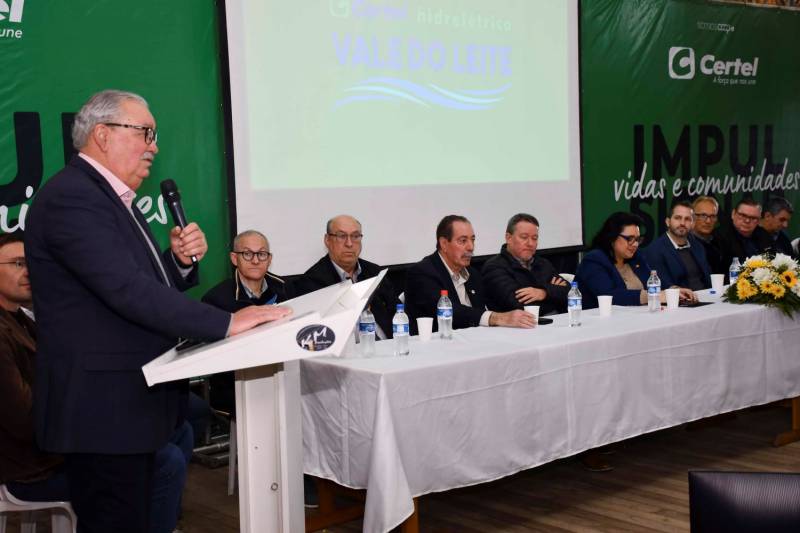 Presidente Erineo de manifesta aos participantes e mesa das autoridades