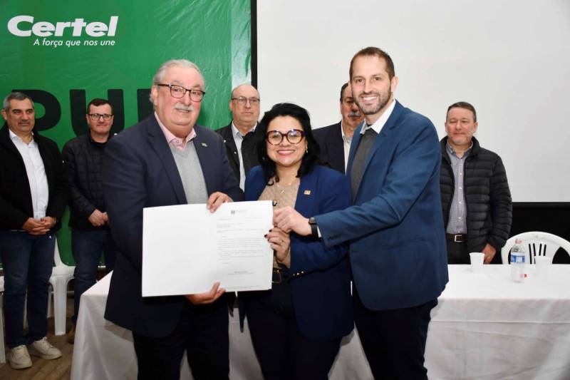 Secretária Marjorie faz a entrega da licença ambiental para instalação da usina