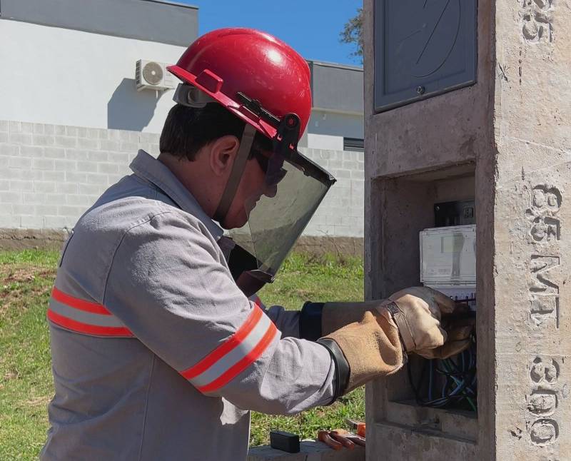 Medidor eletrnico sendo instalado
