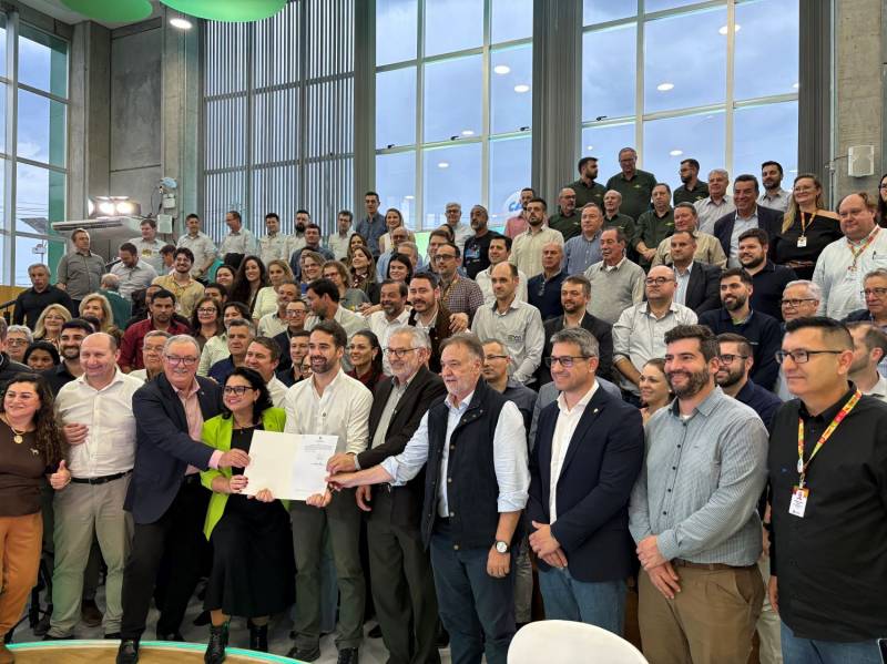Participantes do evento e o Governador com o documento do programa