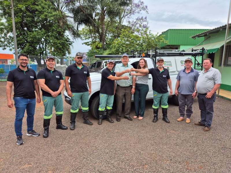 Momento de entrega da camionete, pelo Vice-presidente Diomedes
