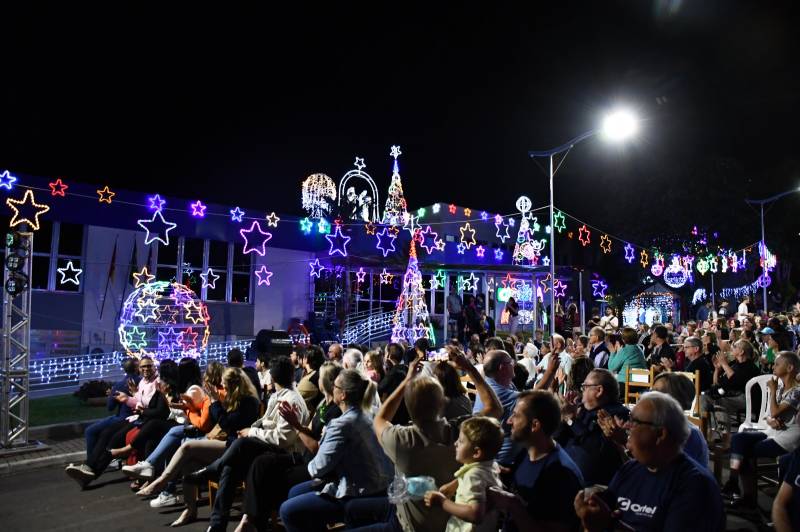 Comunidade alegre, participou no acendimento das luzes