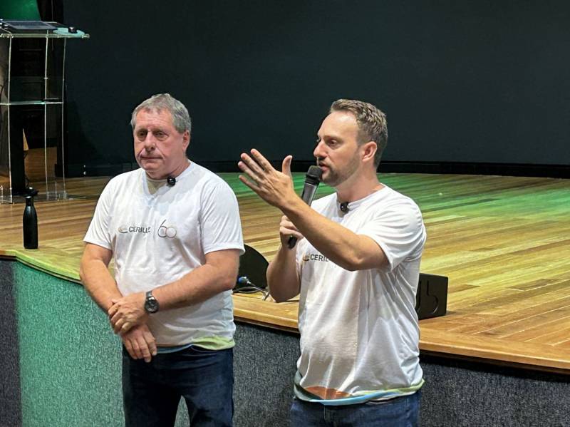 Fala do presidente Guilherme de Pauli ao lado do presidente da cooperativa de geração Valmir Elton Seifert