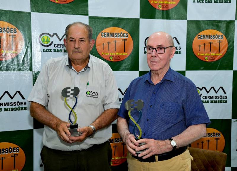 Vice e presidente da Cermissões com os troféus de anos anteriores