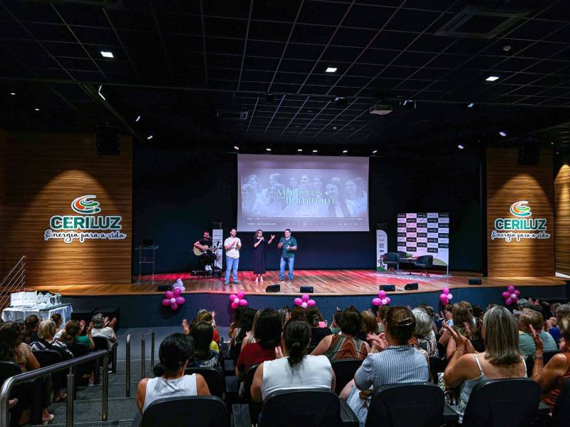 No palco os presidentes Guilherme e Valmir com a palestrante