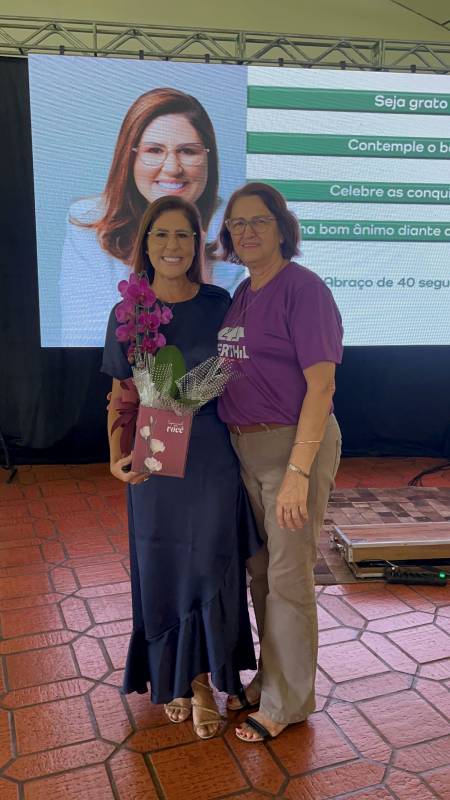 Dioni Soares, palestrante, recebe presente da conselheira Jurema Gelati Chrischon