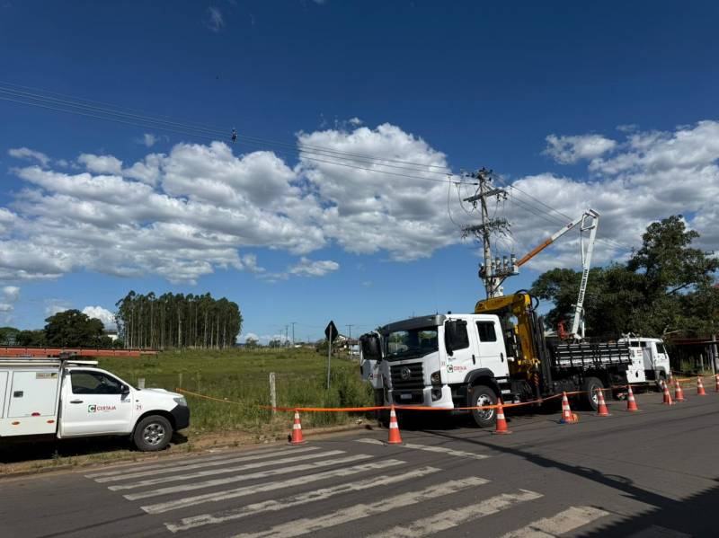 Certaja instalando novos religadores automáticos