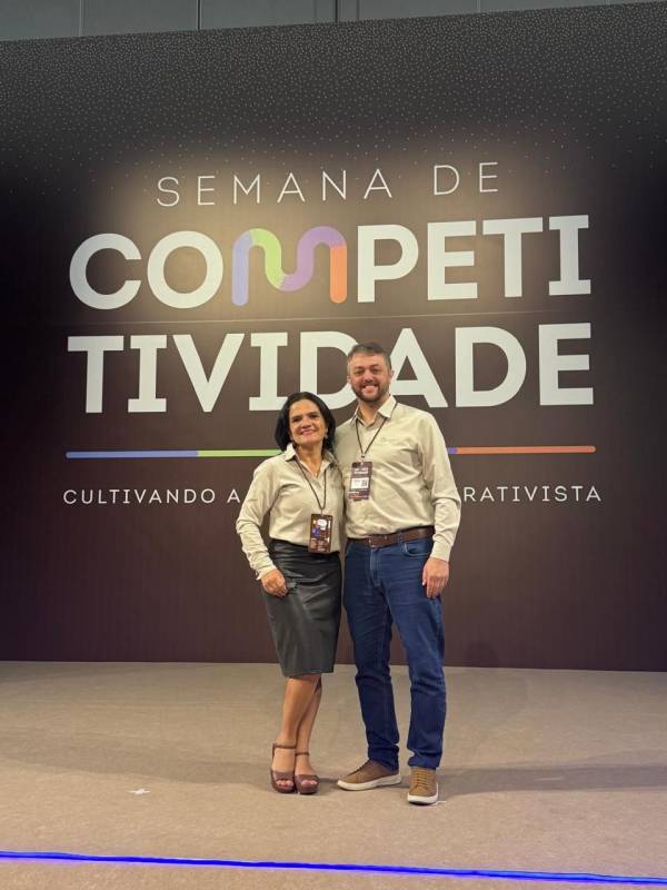 Vice-presidente, Ederson Madruga, e a coordenadora de Relacionamento com os Cooperados, Deise Araújo, representaram a Cooperativa