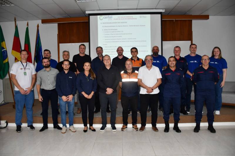 Lideranças com funcionários gestores e o presidente da Certel