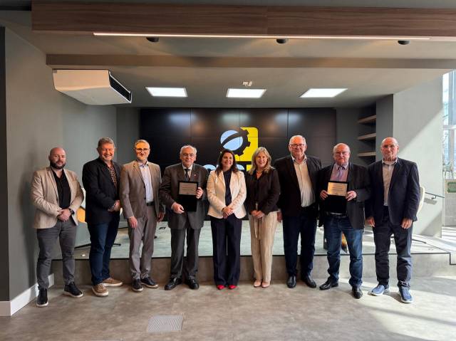 Homenageados do Inflexão Summit recebem placas em momento especial