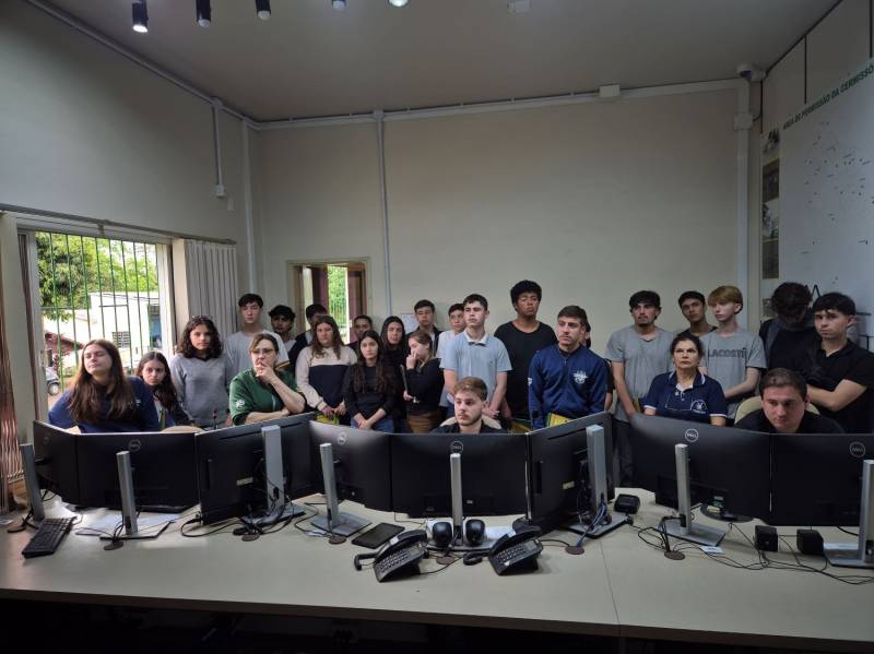 Estudantes na sala de controle do sistema elétrico